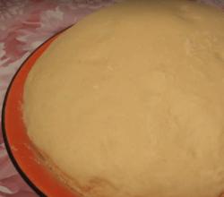 Paano masahin ang yeast dough?